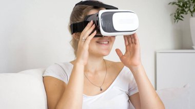 Vr kask giymiş güzel genç kadın portresi portre