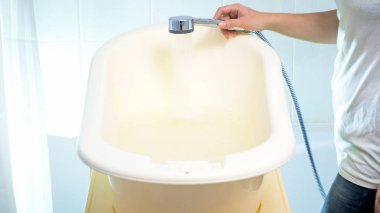 Genç kadın dolgu bebek küçük küvette banyo closeup görüntü