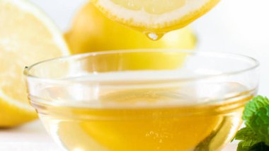 Limon dilimi arı bal kavanozu yukarıda closeup görüntü