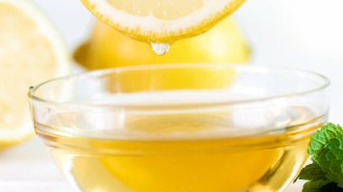 Görüntüyü limon suyu limon dilimden çay Kupası damlayan