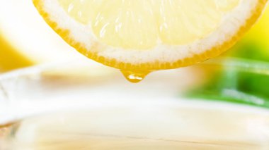 Taze limon dilimi tarafında asılı damlacık görüntüsünü makro