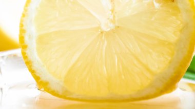 Doğal bal ile kabın içinde limon dilimi daldırma görüntüyü