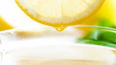 Limon dilimi üzerinde asılı su damlacığı portre fotoğrafı