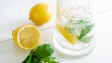 Taze limonata limon, nane ve buz yapma görüntüyü