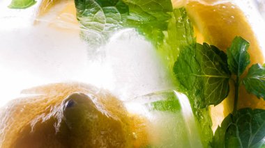 Limon dilimleri, nane yaprakları ve buz küplerinde cam limonata üstten görüntülemek