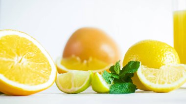 Portakal, greyfurt, limon ve limon ile görüntüyü nane yaprakları