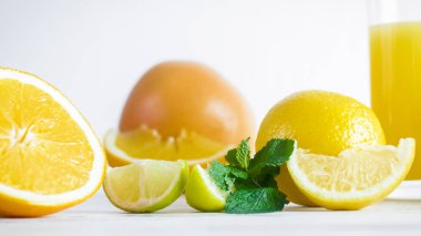 Beyaz tahta masada closeup görüntü narenciye meyve dilimleri ve nane yaprakları