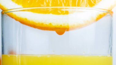 Suyu damlacık portakal dilim tarafındaki closeup görüntü