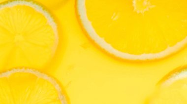 Görüntüyü turuncu arka plan üzerinde taze kesilmiş portakal