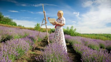 Provence lavanta alanının resim yapma uzun elbiseli güzel genç kadın