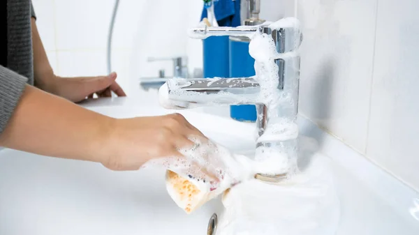 Foto de primer plano de la mujer joven lavando lavabo manchado sucio en el baño —  Fotos de Stock