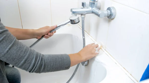 Foto de primer plano de la joven ama de casa lavando baño manchado sucio con detergente —  Fotos de Stock