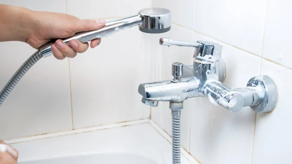 Zbliżenie zdjęcie kobiece ręki trzymającej prysznicu — Zdjęcie stockowe