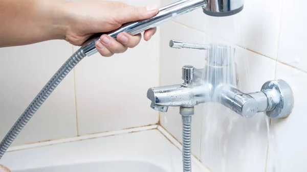 Foto close-up wanita muda mencuci deterjen dari kran air kamar mandi — Stok Foto