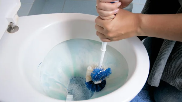 Nahaufnahme Foto von weiblichen Händen, die Toilette mit Bürste reinigen — Stockfoto