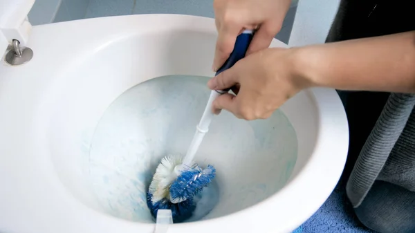 Image rapprochée de jeune femme au foyer nettoyant des toilettes sales avec une brosse — Photo