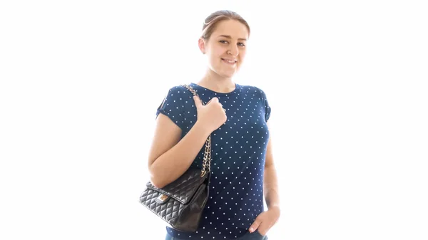 Porträt einer jungen lächelnden Frau, die mit schwarzer Ledertasche posiert — Stockfoto