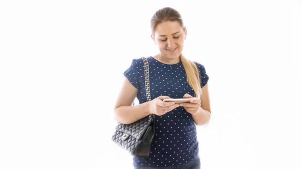 Retrato de una hermosa mujer sonriente sosteniendo un teléfono inteligente —  Fotos de Stock