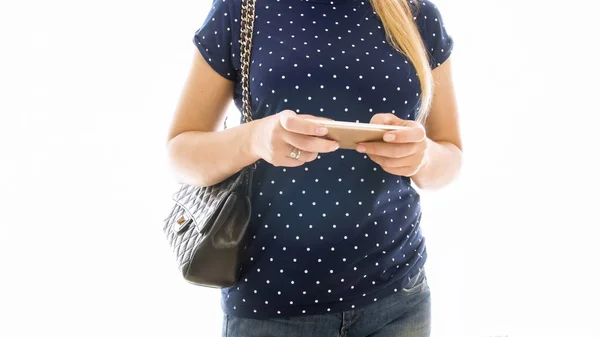 Closeup geïsoleerde foto's voor een jonge vrouw met handtas bericht aan het typen op mobiele telefoon — Stockfoto