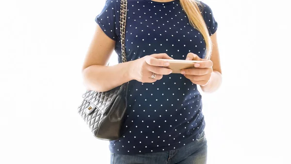Крупный план изолированное фото молодой женщины, печатающей сообщение на мобильном телефоне — стоковое фото