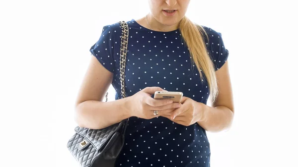 Крупный план молодой женщины, держащей смартфон — стоковое фото