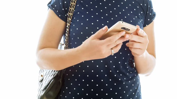 Крупный план изолированное фото молодой женщины с сумочкой с мобильным телефоном — стоковое фото