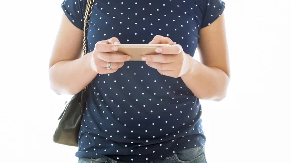 Geïsoleerde close-up foto van een jonge vrouw in spijkerbroek met GSM — Stockfoto