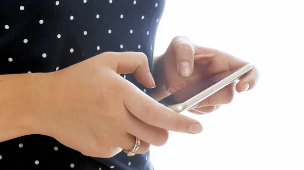 Изолированное макрофото молодой женщины со смартфоном в руках — стоковое фото