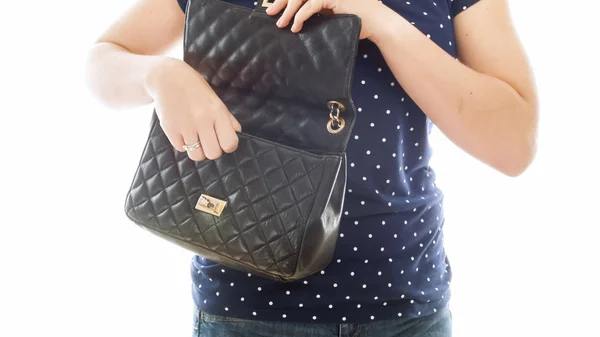 Gros plan isolé image de jeune femme ouvre son sac à main en cuir noir — Photo