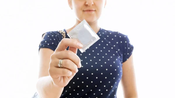 Крупный план изолированный образ молодой женщины с презервативом — стоковое фото