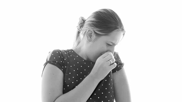 Svartvita porträtt av ung kvinna lukta hennes armhålor — Stockfoto
