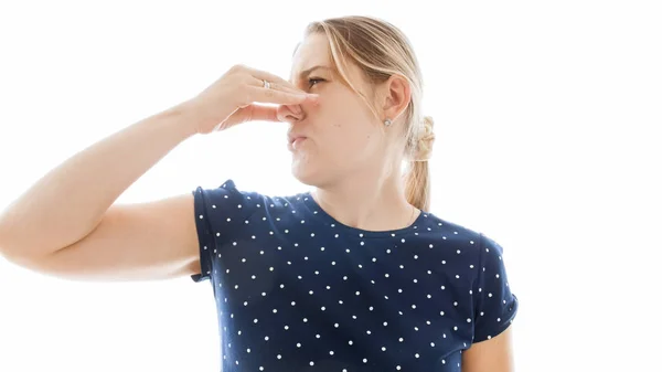 Zbliżenie na białym tle Portret młodej kobiety nieprzyjemny zapach zamknięcia jej nos ręką — Zdjęcie stockowe