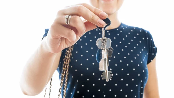 Zbliżenie na białym tle obraz młodej kobiety pozowanie z kluczami od nowy dom — Zdjęcie stockowe
