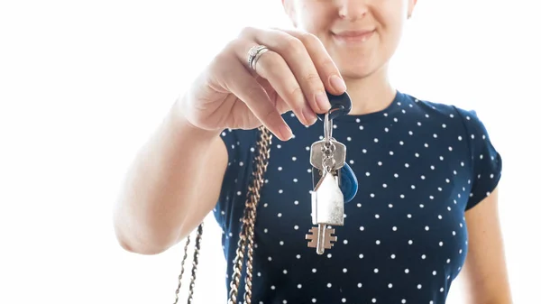 Anahtar taşı--dan yeni ev gülümseyen güzel kadınla closeup izole portresi — Stok fotoğraf