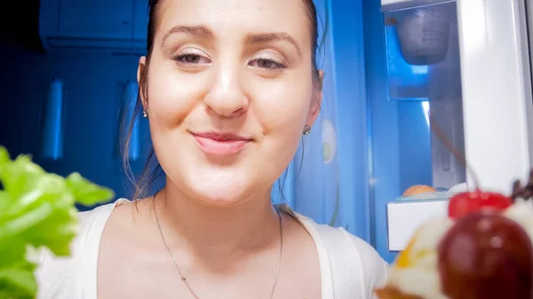 Retrato de bela jovem olhando para dentro da geladeira — Fotografia de Stock