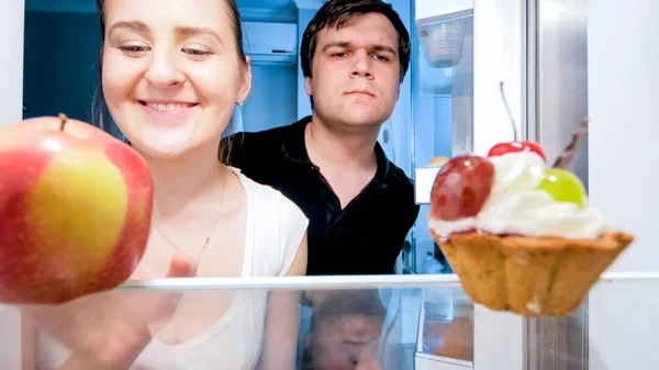 Close-up retrato de fome jovem casal à procura de algo para comer à noite — Fotografia de Stock