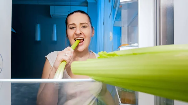 Potret wanita muda yang bahagia saat makan siang dengan seledri — Stok Foto