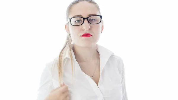 Porträtt av sexiga kvinna med rött läppstift och glasögon tittar i kameran — Stockfoto