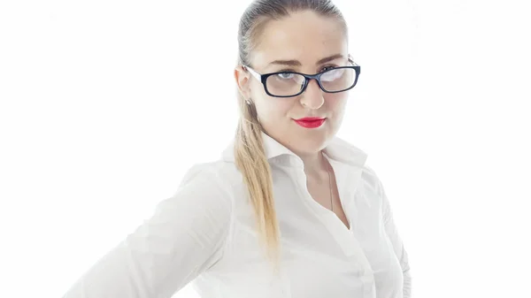 Retrato de mujer joven sexy en camisa blanca con anteojos mirando en cámara —  Fotos de Stock