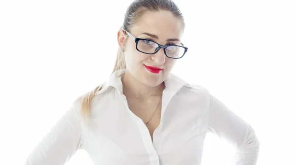 Porträt einer schönen jungen Frau mit Brille, die in die Kamera blickt — Stockfoto