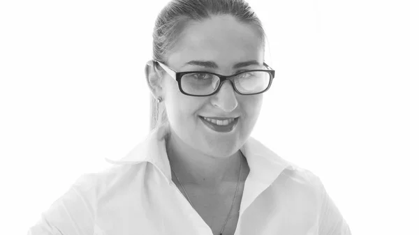 Preto e branco closeup retrato de sorrindo jovem mulher em óculos olhando na câmera — Fotografia de Stock