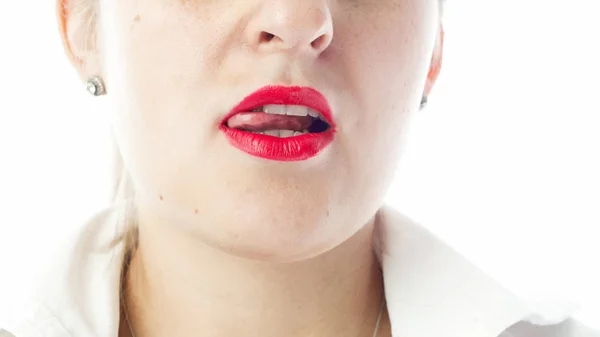 Imagen de primer plano de la boca femenina sexy con lápiz labial rojo —  Fotos de Stock