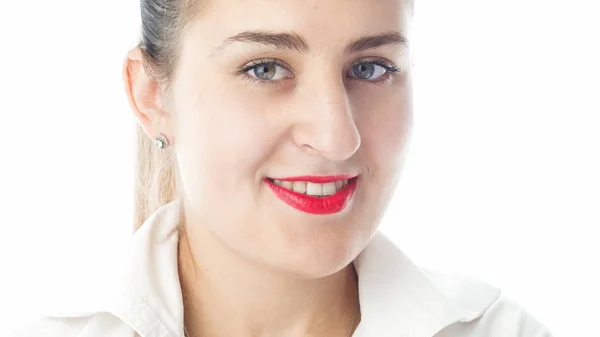 Portrait de belle jeune femme avec rouge à lèvres rouge regardant à la caméra — Photo