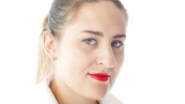 Closeup geïsoleerde portret van mooie jonge vrouw met rode lippenstift — Stockfoto