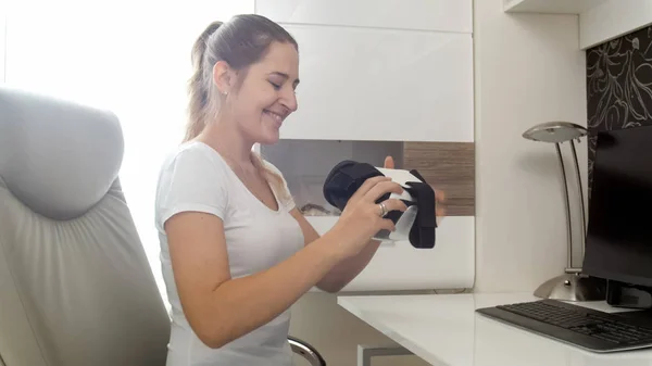 Портрет красивой улыбающейся женщины с наушниками виртуальной реальности — стоковое фото
