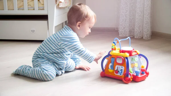 1-letnia toddler chłopiec grając na piętrze w domu — Zdjęcie stockowe