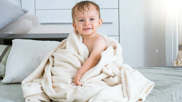 Porträtt av leende barn pojke under medan handduk efter bahting — Stockfoto