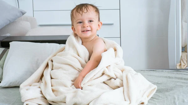 Porträtt av glada barn pojke som täcker i vit handduk efter badet — Stockfoto