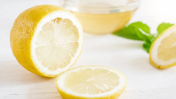 레몬의 근접 촬영 이미지 반감 및 흰색 나무 보드 조각 — 스톡 사진