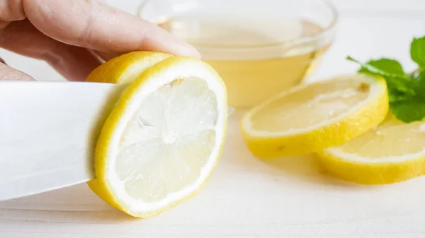 절단과 신선한 레몬의 근접 촬영 사진 날카로운 칼 — 스톡 사진